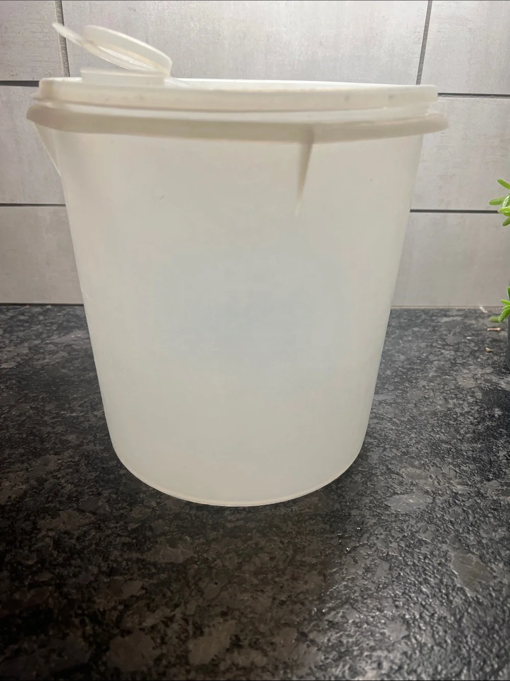 Plastic Storage Bucket with FlipLid - White #254 20 cup, 5 qt. Fair condition.